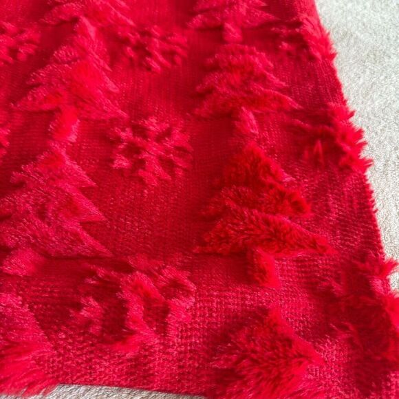 NWOT Red Christmas Tree and snowflake Faux Fur Tufted Pillow Covers 18x18 inches - Picture 2 of 9